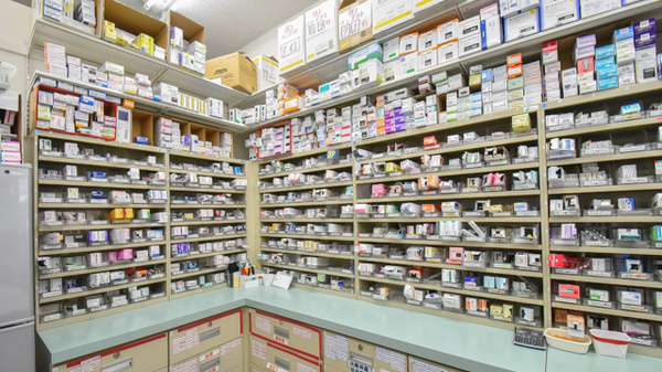 スギ薬局　末永店の薬棚