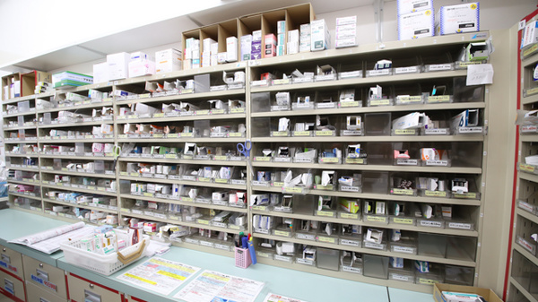 スギ薬局　岡崎コムタウン店の薬棚