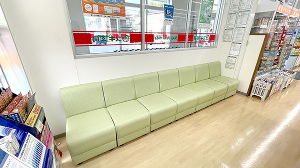 スギ薬局　生駒店の待合スペース