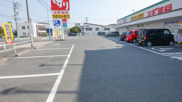 スギ薬局　榎戸店の駐車場