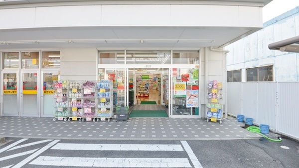 スギ薬局　榎戸店の入口