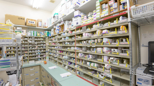 スギ薬局　高槻西冠店の薬棚