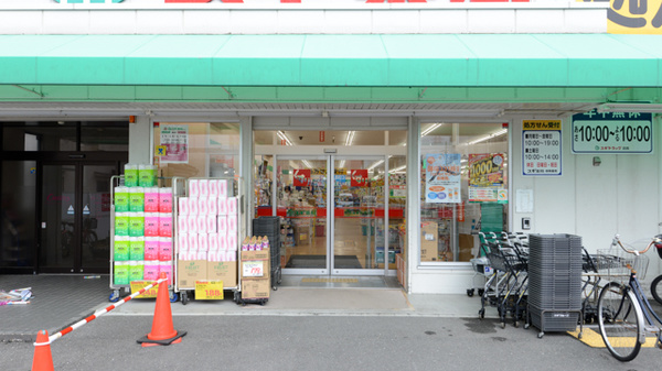 スギ薬局　高槻西冠店の入口