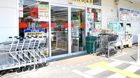 スギ薬局　豊中春日店の入口
