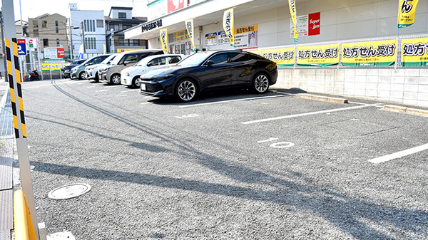 スギ薬局　豊中春日店の駐車場