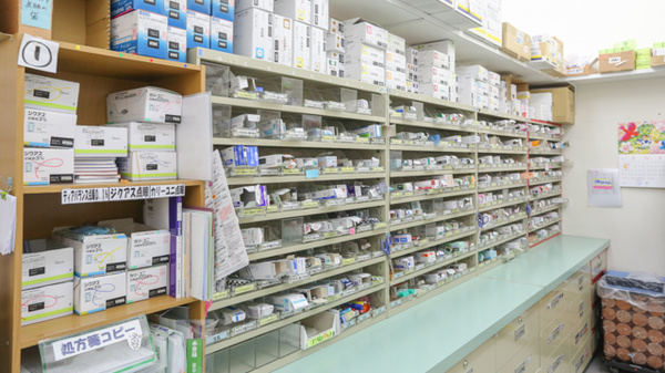スギ薬局　神戸駅前店の薬棚