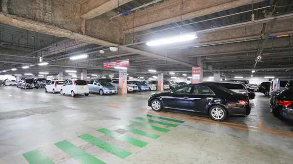 スギ薬局　神戸駅前店の駐車場