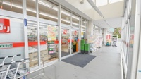 スギ薬局　二川店の入口