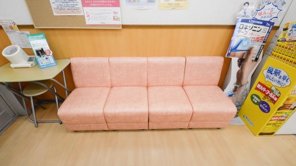 スギ薬局　二川店の待合スペース
