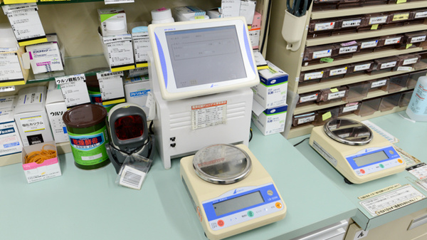 スギ薬局　千里山店の調剤器具