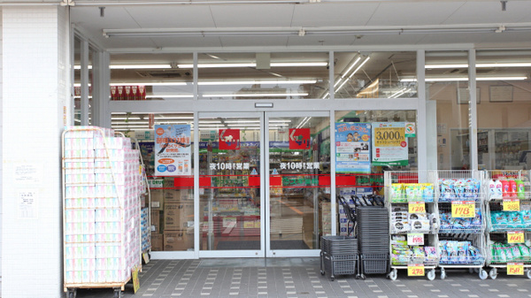 スギ薬局　本多聞店の入口