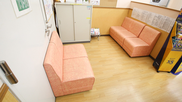 スギ薬局　尼崎潮江店の待合スペース