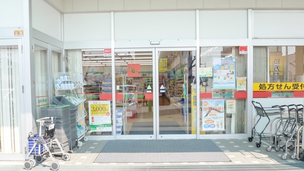 スギ薬局　西岩田店の入口