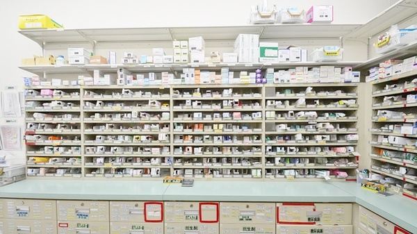 スギ薬局　西岩田店の薬棚