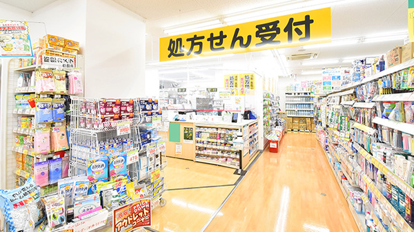 スギ薬局 総持寺駅前店の入口