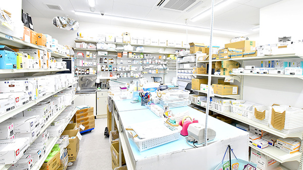 スギ薬局 総持寺駅前店の調剤室