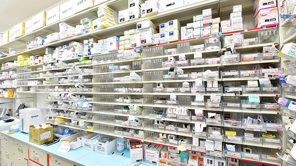 スギ薬局 総持寺駅前店の薬棚