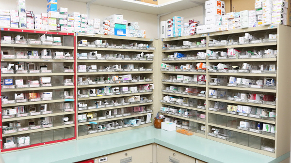 スギ薬局　東垂水店の薬棚