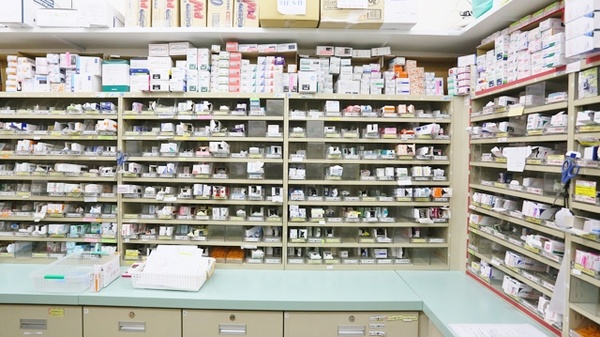 スギ薬局　三田店の薬棚