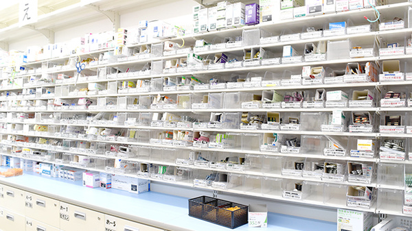 スギ薬局　木之本店の薬棚