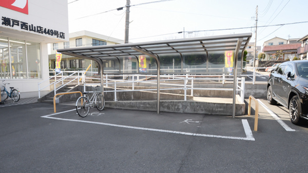 スギ薬局　瀬戸西山店の駐輪場
