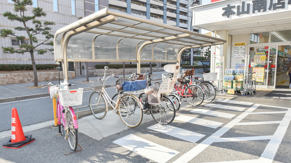 スギ薬局　本山南店の駐輪場