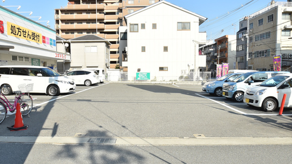 スギ薬局　本山南店の駐車場