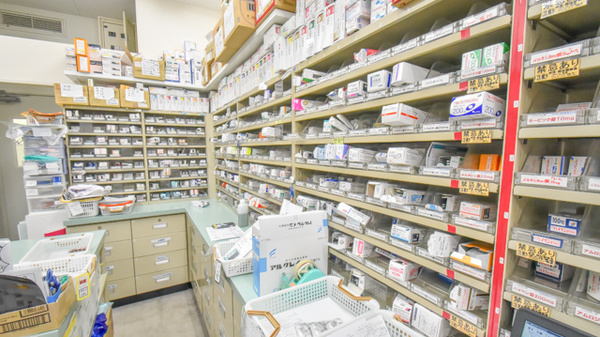 スギ薬局　本山南店の薬棚