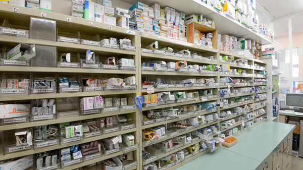 スギ薬局　山ノ内店の薬棚