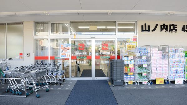スギ薬局　山ノ内店の入口