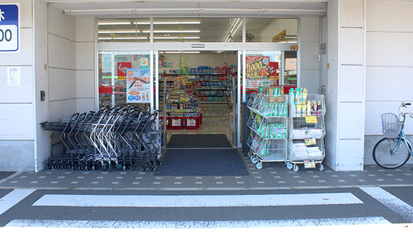 スギ薬局　大覚寺店の入口