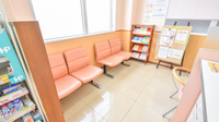 スギ薬局　小栗栖店の待合スペース
