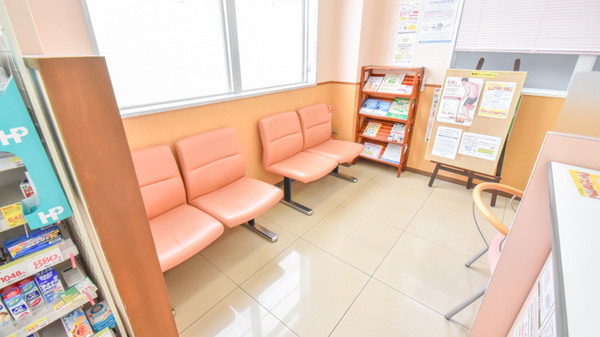 スギ薬局　小栗栖店の待合スペース