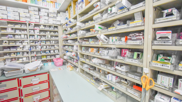 スギ薬局　小栗栖店の薬棚