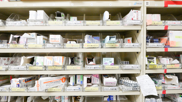 スギ薬局　苦楽園店の薬棚