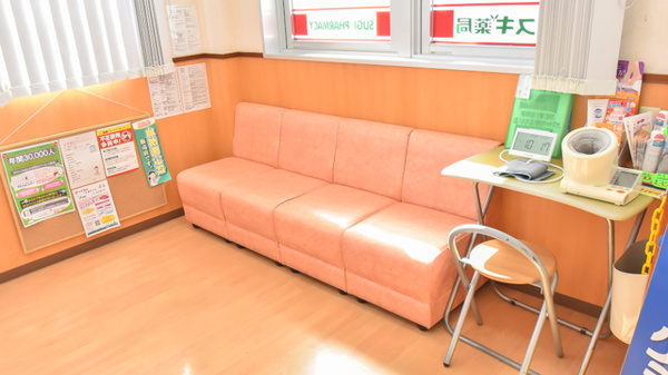 スギ薬局　菰野店の待合スペース