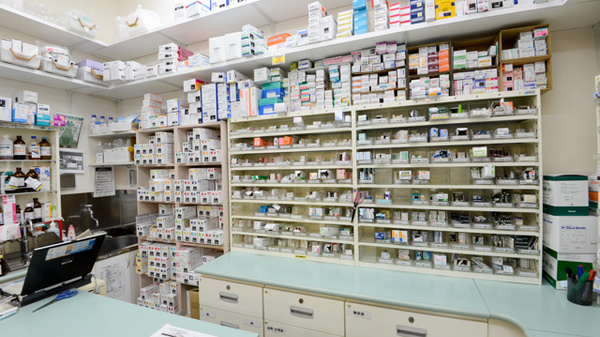 スギ薬局　服部西店の薬棚