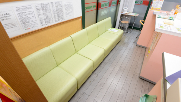 スギ薬局　服部西店の待合スペース
