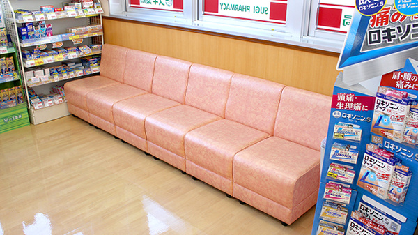 スギ薬局　碧南雨池店の待合スペース