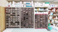 スギ薬局　豊橋中浜店の薬棚