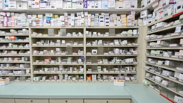 スギ薬局　一宮大浜店の薬棚