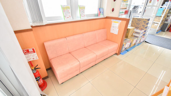 スギ薬局　寝屋川萱島店の待合スペース