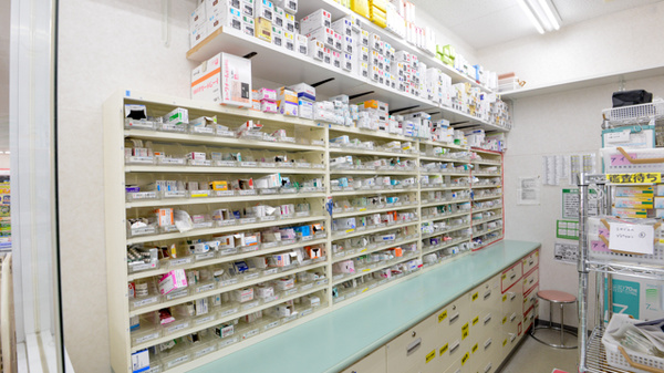 スギ薬局　茨木水尾店の薬棚
