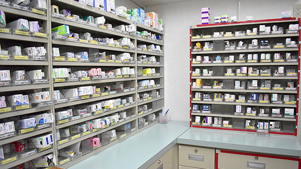 スギ薬局　堺長曽根店の薬棚