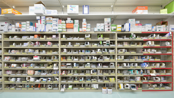 スギ薬局　堀の内店の薬棚