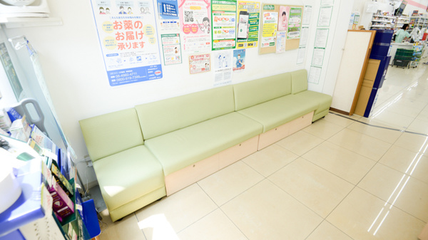 スギ薬局　東園田店の待合スペース