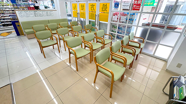 スギ薬局　岡本店の待合スペース