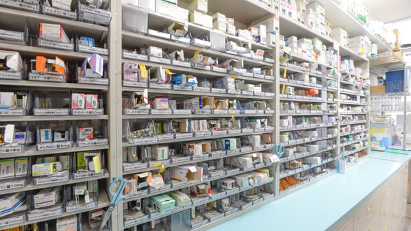 スギ薬局　高蔵寺店の薬棚