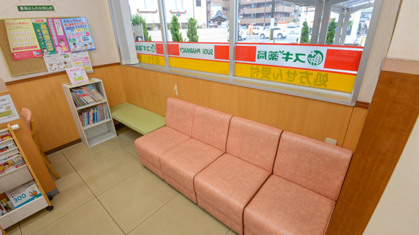 スギ薬局　吹田金田店の待合スペース