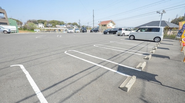 スギ薬局　沓掛店の駐車場